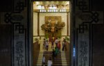 Eine goldene Statue von Ho Chi Minh im gleichnamigen Museum